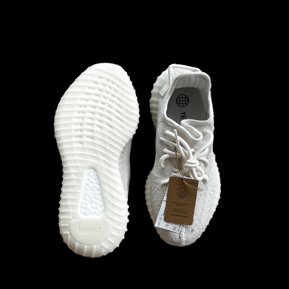 YEEZY BOOST V2 US 6 Authentic 🤍